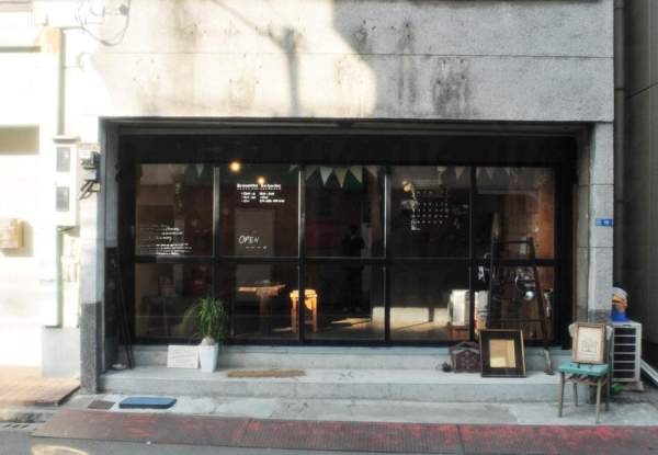 Retrometro Backpackers位於淺草小巷弄中,外觀簡樸 (圖: Retrometro Backpackers官方網頁) 東京